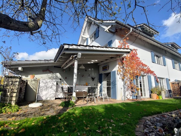 Grosszügiges 9.5 Zimmer Doppeleinfamilienhaus in Maschwanden 1