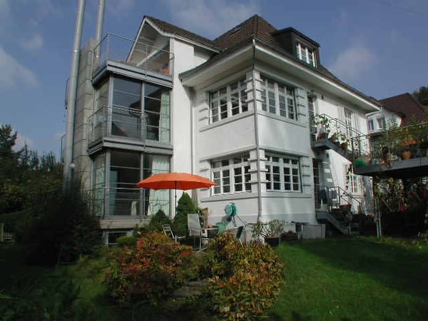 Charmante 6.5-Zimmer-Erdgeschosswohnung mit Schwedenofen und Garten am Fusse des Heitern 1