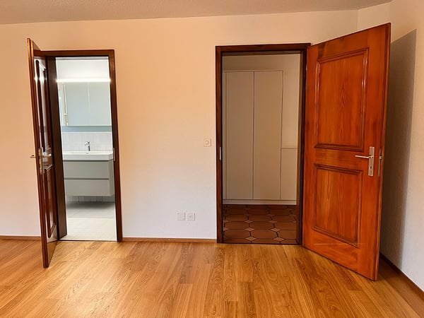 Grosszügiges Einfamilienhaus mit Garten &  Doppelgarage in ruhiger Lage in Stans zu vermieten 24