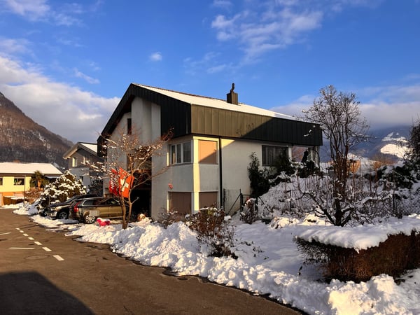 Grosszügiges Einfamilienhaus mit Garten &  Doppelgarage in ruhiger Lage in Stans zu vermieten 1