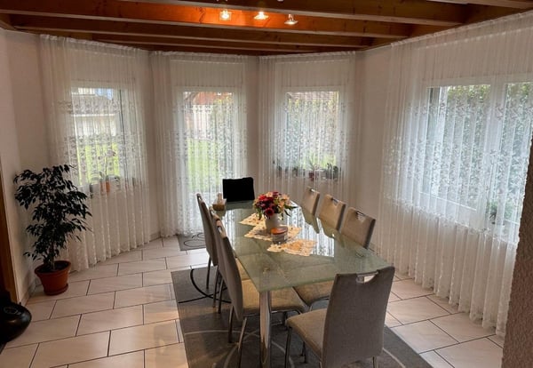 Grosszügige 8.5-Zimmer-Duplex-Wohnung mit Garten in Geroldswil 8