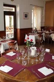 a set for 4 people, red flowers, wine glasses, cutlery, white tablecloths, red placemats
