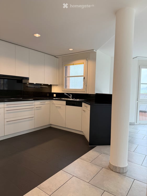 Moderne und grosszügige 4.5 Zimmer Wohnung im Zentrum von Siebnen 2
