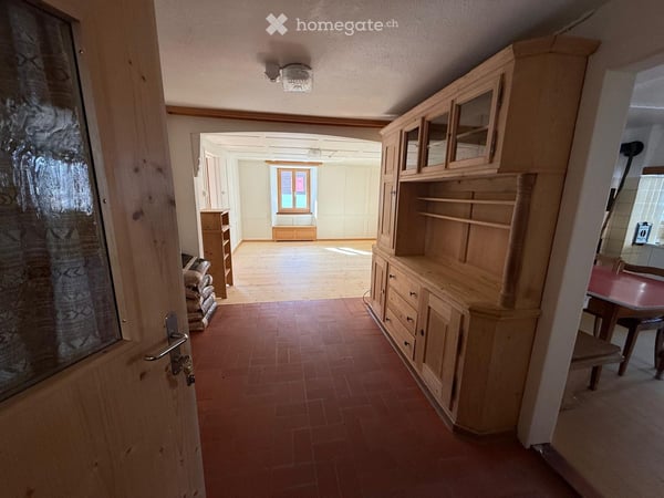 Charmante 5-Zimmer-Wohnung mit Kachelofen in Klosters 2