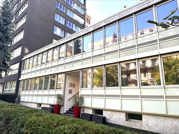 Bureaux modernes de 210 m² en rez de cour - Rue de l'Athénée 1