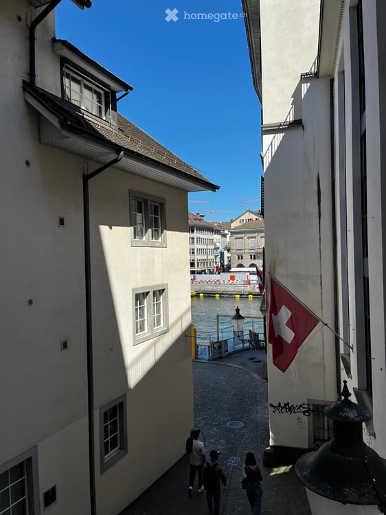 Charming furnished apartment in the heart of Zürich pedestrian area with partial river view 4
