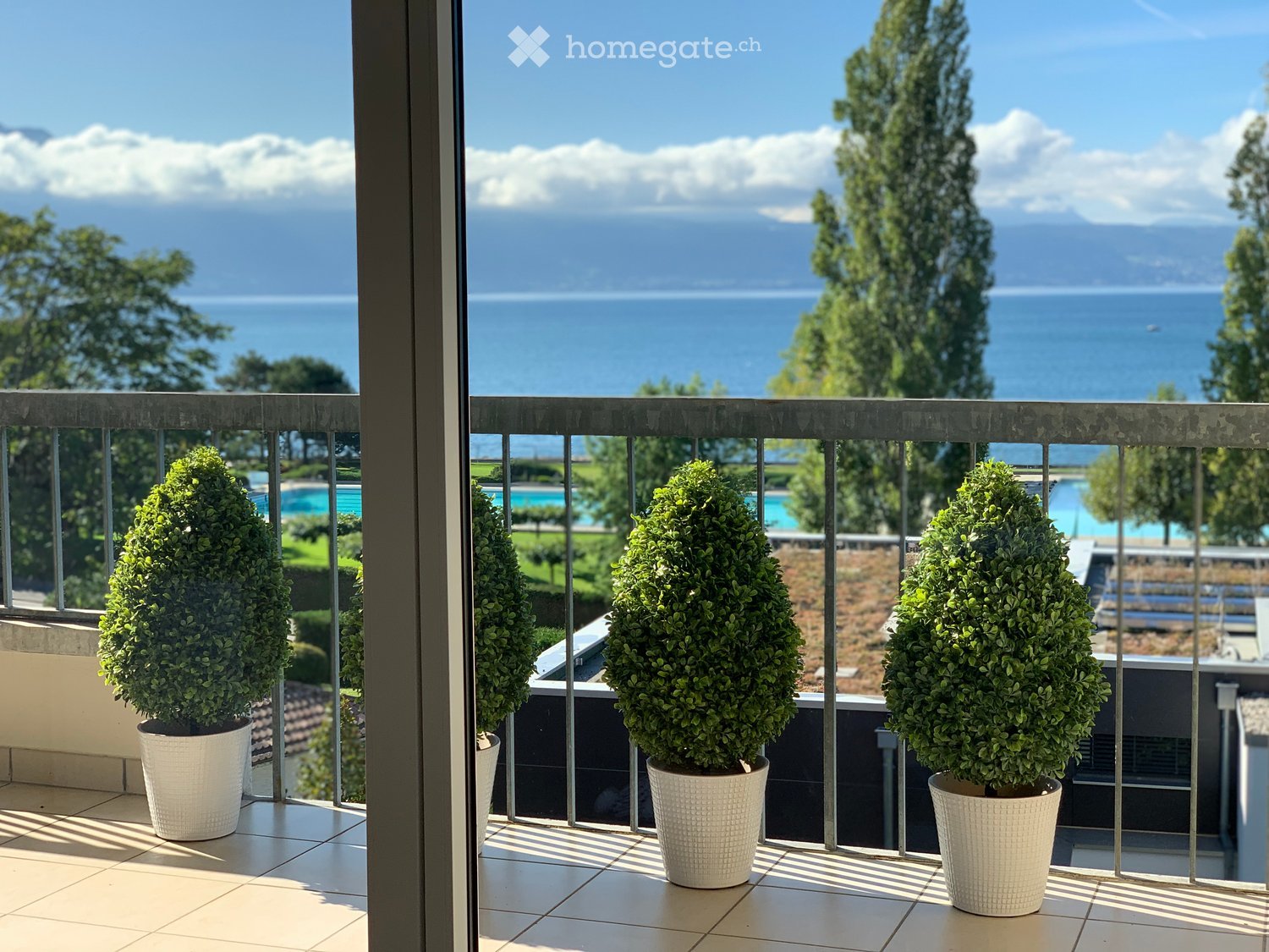 Balcony with three hedges, view of sea and mountains