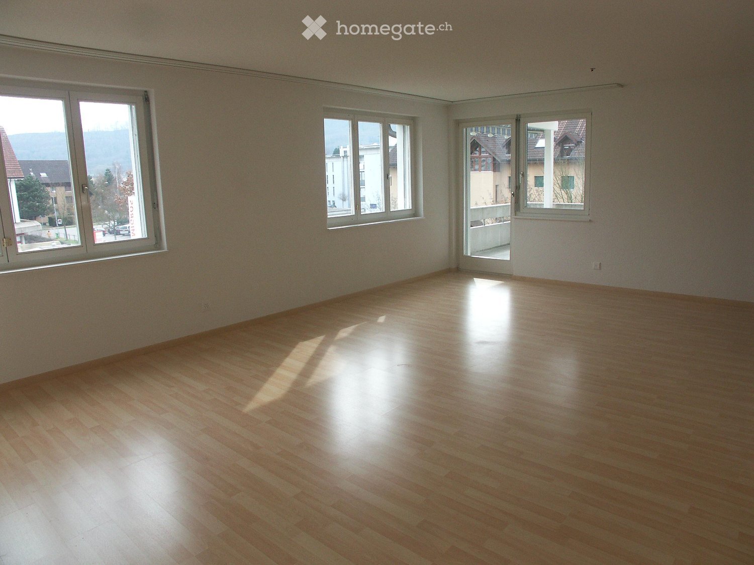 empty room, wooden floor, white walls, 3 windows, balcony
