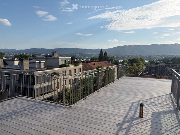 Seefeld, 1.5 Zimmer Attika 70 m2, + 2 Balkone: 8 + 17 m2,  +  Dachterrasse 70 m2 mit Pergola 20 m2. 2