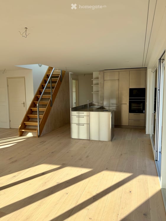 Seefeld, 1.5 Zimmer Attika 70 m2, + 2 Balkone: 8 + 17 m2,  +  Dachterrasse 70 m2 mit Pergola 20 m2. 3
