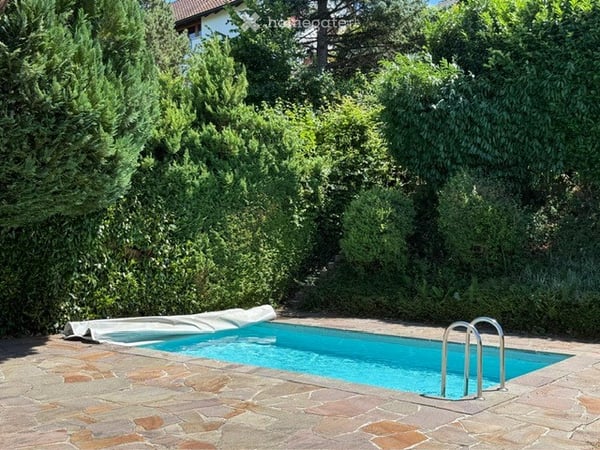 Freistehendes Einfamilienhaus mit Garten, Pool und frischem Glanz 28