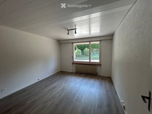 Freistehendes Einfamilienhaus mit Garten, Pool und frischem Glanz 15
