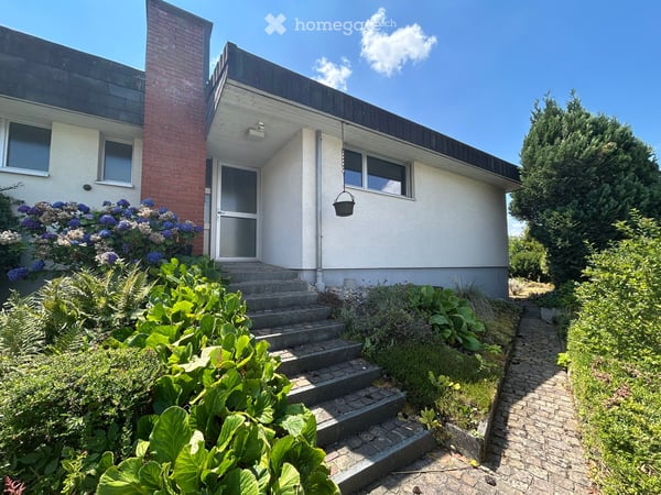 Freistehendes Einfamilienhaus mit Garten, Pool und frischem Glanz 2