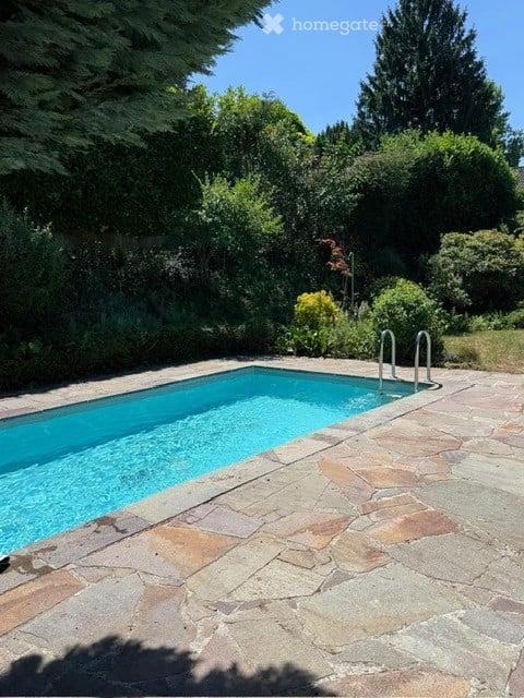 Freistehendes Einfamilienhaus mit Garten, Pool und frischem Glanz 3