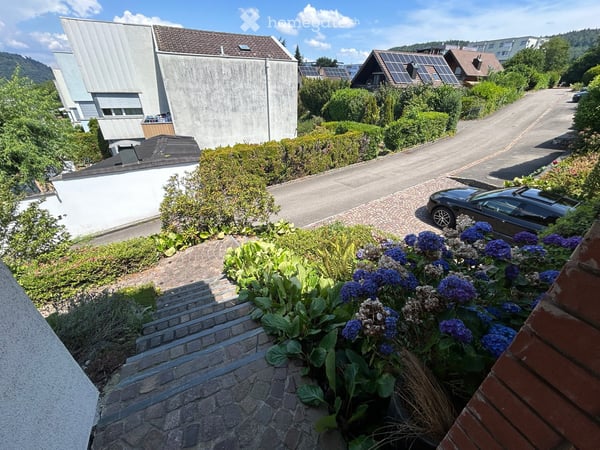 Freistehendes Einfamilienhaus mit Garten, Pool und frischem Glanz 30