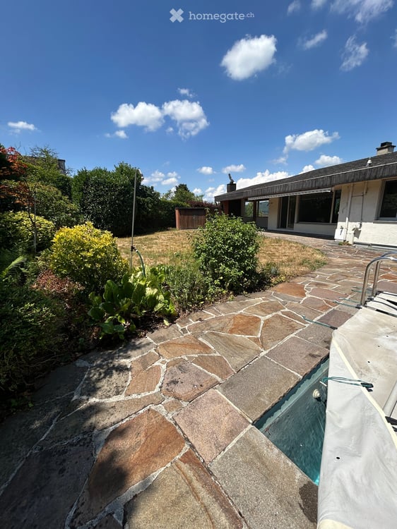 Freistehendes Einfamilienhaus mit Garten, Pool und frischem Glanz 27