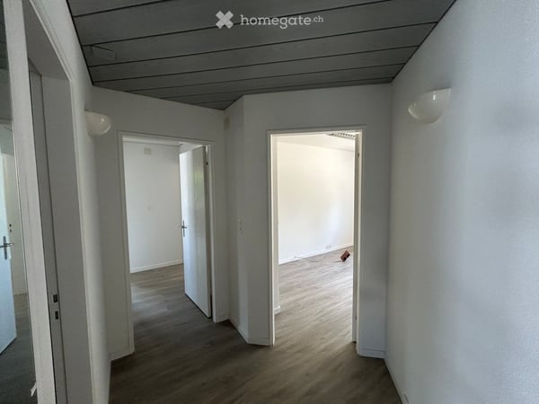 Freistehendes Einfamilienhaus mit Garten, Pool und frischem Glanz 11