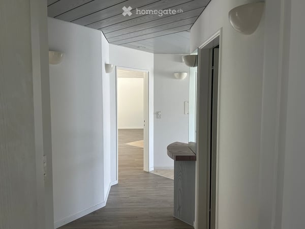 Freistehendes Einfamilienhaus mit Garten, Pool und frischem Glanz 12