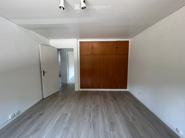 Freistehendes Einfamilienhaus mit Garten, Pool und frischem Glanz 14