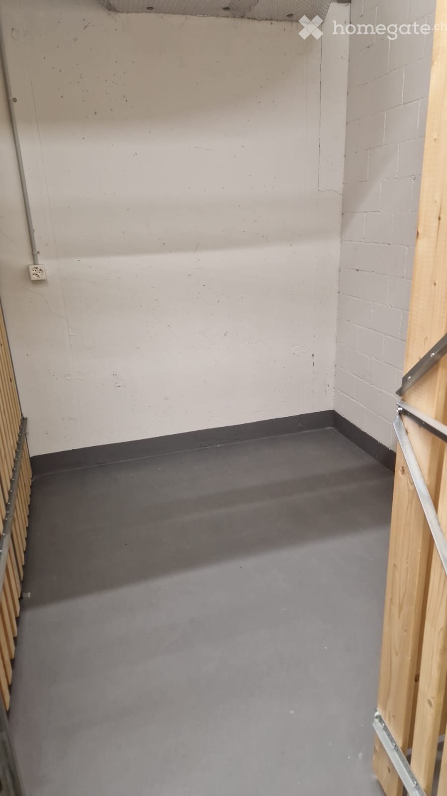 empty room, white walls, gray floor, power outlet, wooden door
