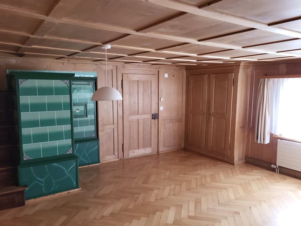 Charmante 4.5-Zimmer-Wohnung in historischem Holzhaus in Matt, GL 3