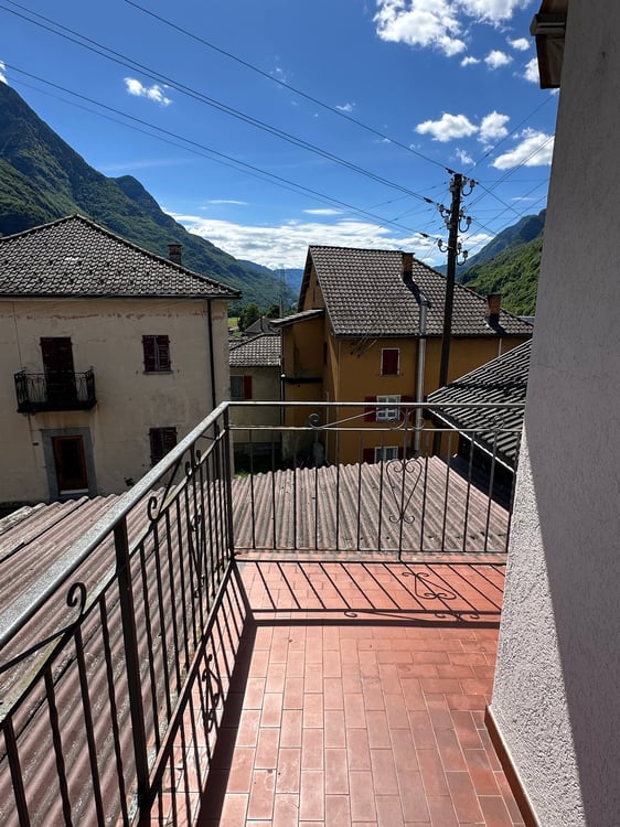Casa unifamiliare con vista sulle montagne e due garage 10