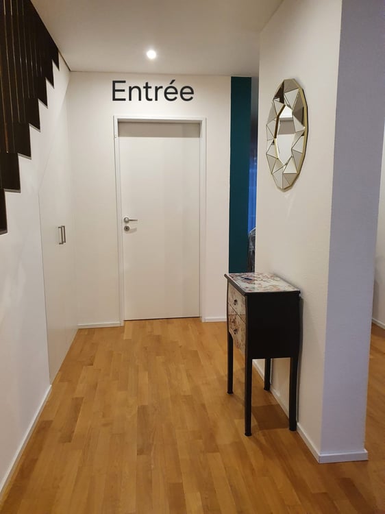 Moderne 3.5-Zimmer-Maisonette-Wohnung mit Garten, Terrasse und Vorgarten in Wallisellen 2
