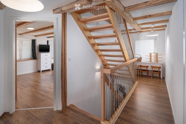 Wohnen und arbeiten im freistehenden 8.5-Zimmer-Einfamilienhaus 12