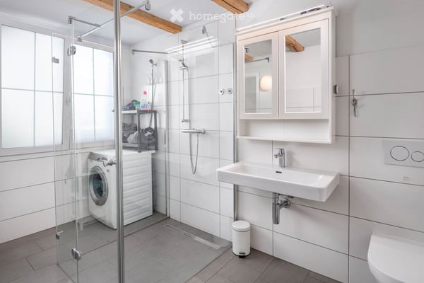 Wohnen und arbeiten im freistehenden 8.5-Zimmer-Einfamilienhaus 11
