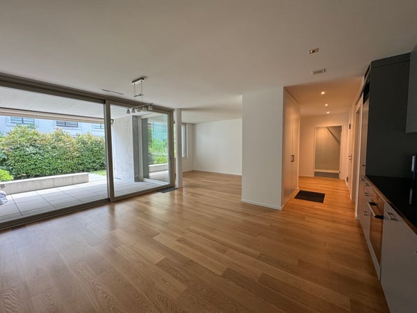 moderne 2.5-Zimmer-Wohnung mit Garten 2