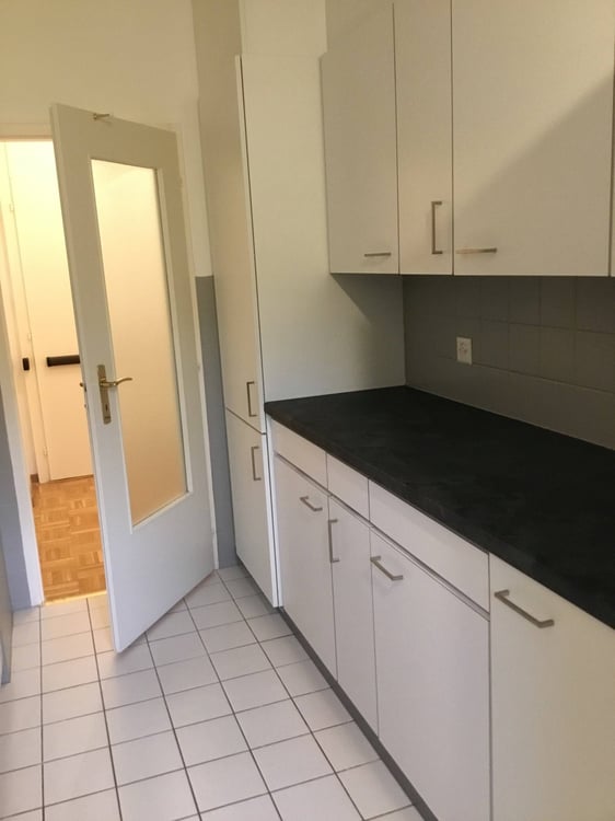 Spacious 6-Room Apartment with Balcony & Stunning Views in Geneva 1208 8