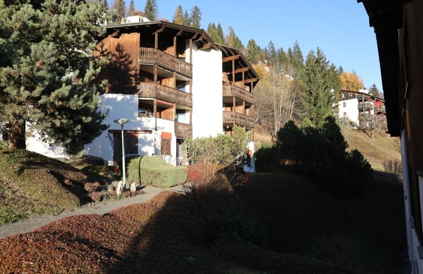 Charmante 2.5-Zimmer-Dachwohnung mit Bergblick in Flims 2