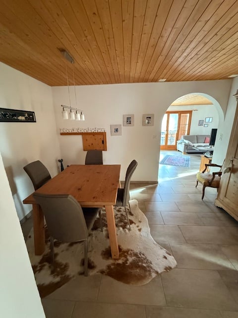 Charmante 3.5-Zimmer-Wohnung mit traumhafter Bergsicht 3