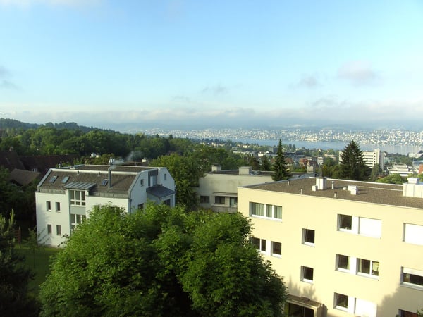 Charmante 5.5-Zimmer-Dachwohnung mit Aussicht in Zürich Witikon 2