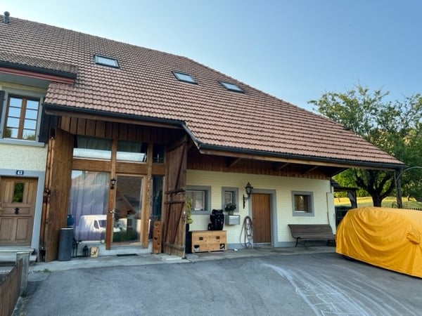 Grosszügige 2.5 Zimmer-Wohnung in charmantem Bauernhaus 2