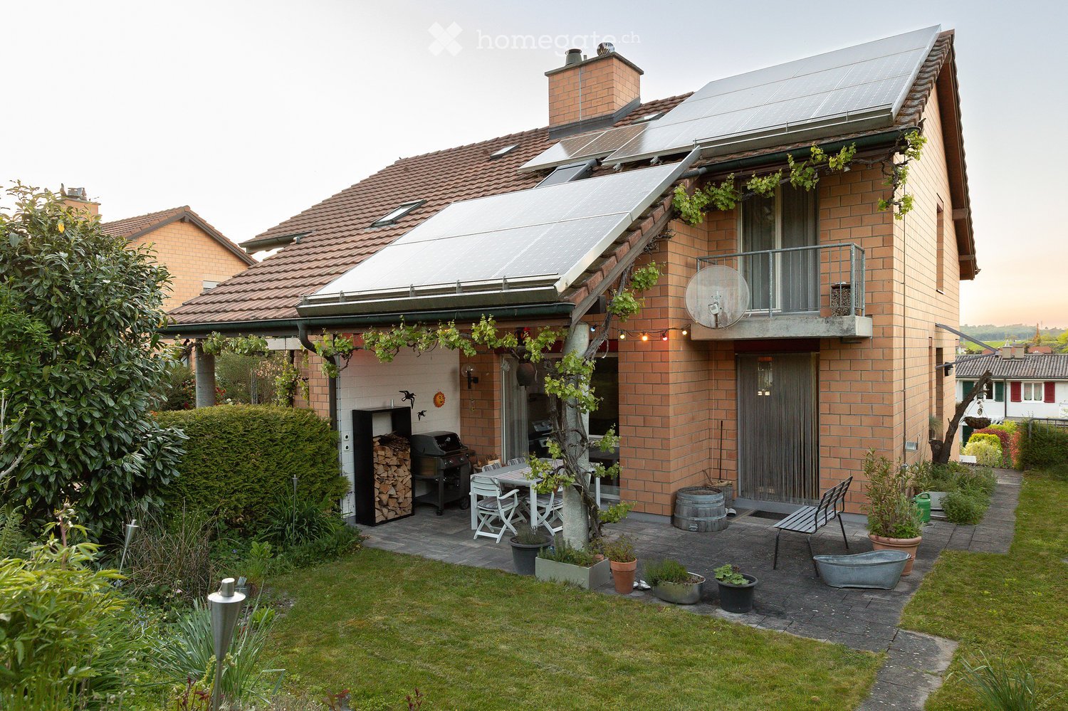 {"visible_features": ["Solar panels"], "type": "House", "objects": [], "description": "A modern brick house with solar panels on the roof, a balcony, and a well-maintained garden.", "localized_descriptions": {"EN": "A modern brick house with solar panels
