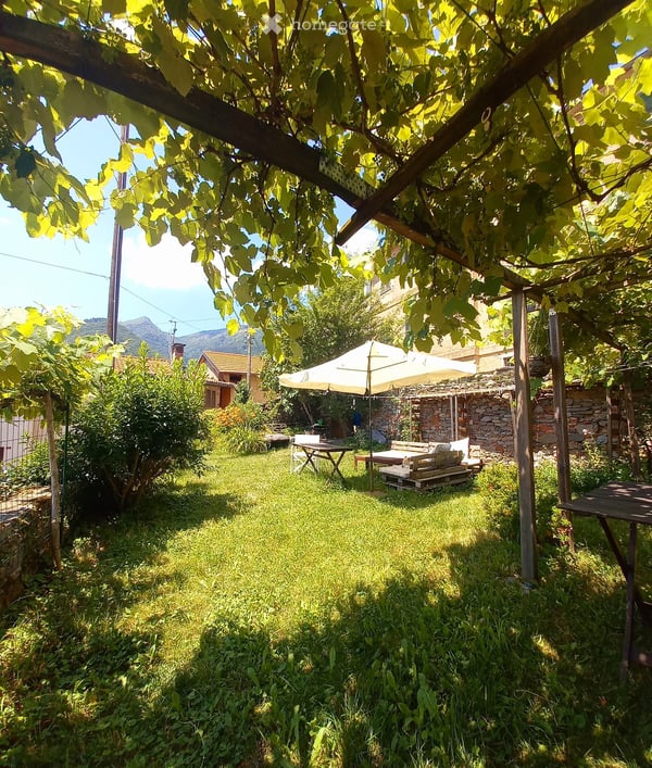 Charmant appartement de vacances avec jardin, 3,5 pièces dans un bâtiment historique à Breno 1