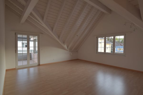 Schöne grosse Dachwohnung in Tuggen in Zweifamilienhaus 5