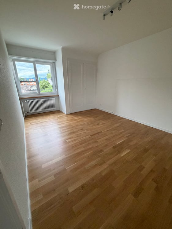 Teilmöblierte, helle Wohnung mit Südbalkon am Zürichberg 5