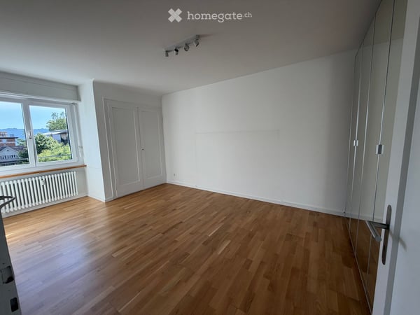 Teilmöblierte, helle Wohnung mit Südbalkon am Zürichberg 3