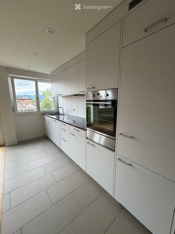 Teilmöblierte, helle Wohnung mit Südbalkon am Zürichberg 2