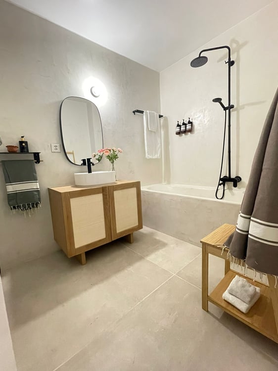 Furnished 2 bedrooms in Champel. All utilities included. 1 to 5 years lease. 2
