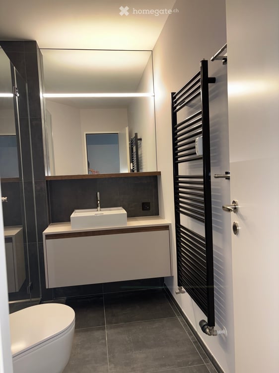Komplett renovierte 3.5‑Zimmer‑Wohnung (ehemals 5.5 Zimmer) mit Balkon und Garage in Basel 2