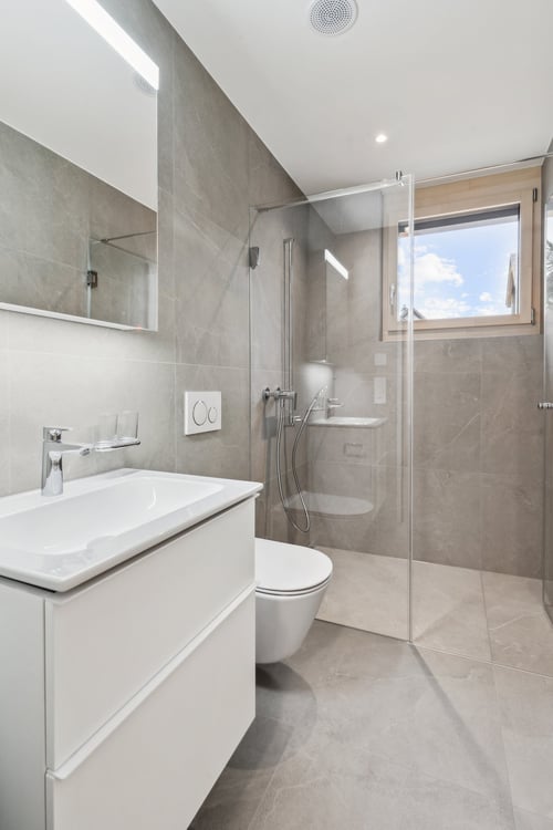 Erstvermietung – Wohnen am Sonnenberg: Moderne 4.5-Zimmer-Wohnung mit grosser Aussenfläche 2