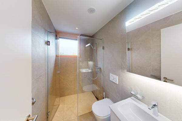 Erstvermietung – Wohnen am Sonnenberg: Moderne 5.5-Zimmer-Wohnung mit grosser Aussenfläche 13