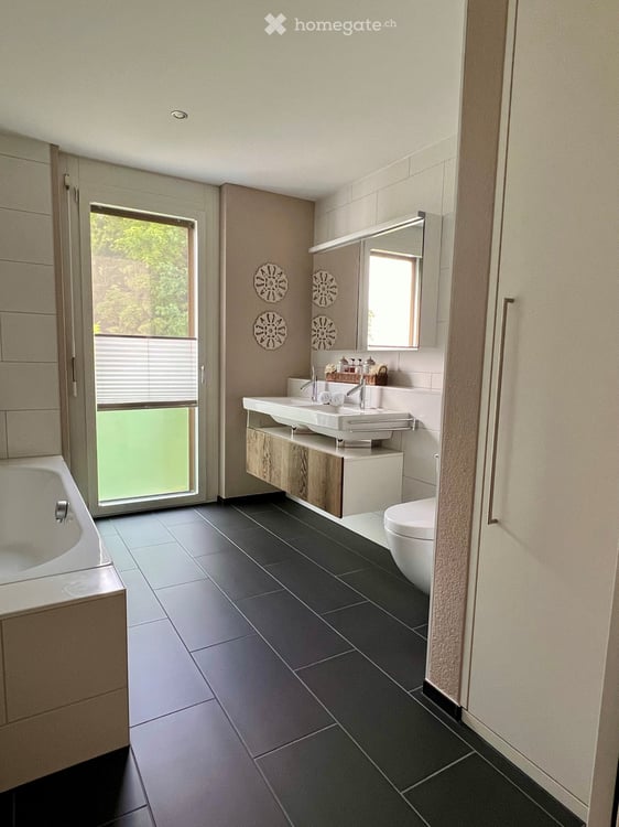 Grosszügige 6.5-Zimmer-Wohnung mit Balkon an ruhiger Lage 8