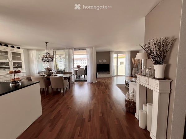 Grosszügige 6.5-Zimmer-Wohnung mit Balkon an ruhiger Lage 2