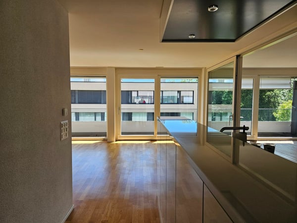 Helle 3.5-Zimmer-Wohnung mit Seesicht und Balkon in Wädenswil – sofort verfügbar! 2