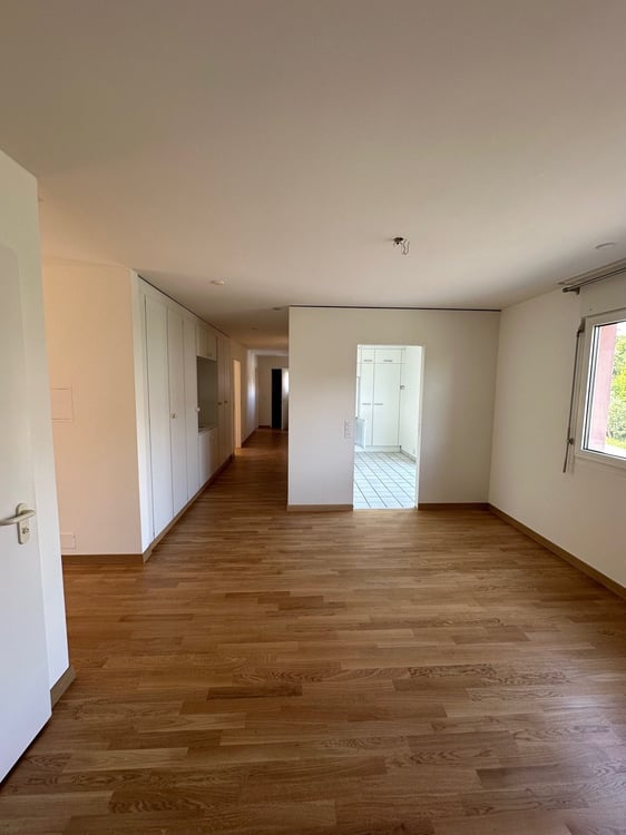 Attraktive 3.5 Zimmer-Wohnung mit zwei Balkonen und Garagen in Zürich Triemli 2