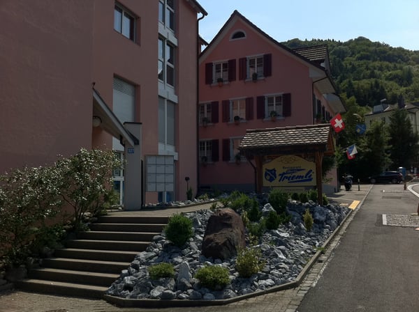 Attraktive 3.5 Zimmer-Wohnung mit zwei Balkonen und Garagen in Zürich Triemli 11